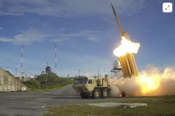 یک رهگیر ترمینال دفاع از ارتفاع بالا (THAAD)